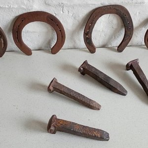 4 Herraduras y 4 Clavos de Vía de Hierro Oxidado - imagen 3