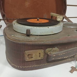 Tocadiscos Antiguo Portátil con Estuche de Cuero CBS - imagen 3