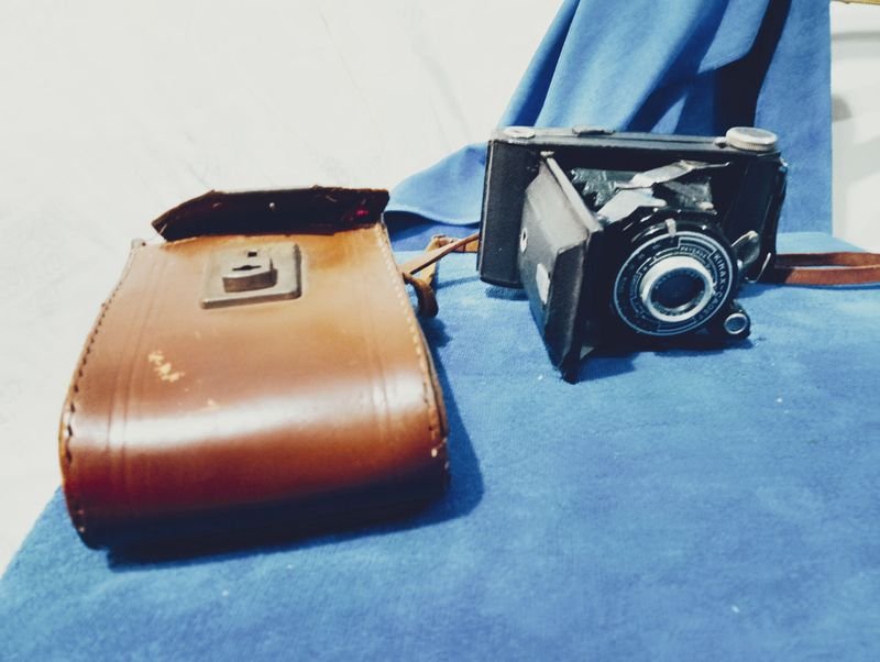 Lote siguiente: Cámara de fotos con fuelle y estuche en cuero