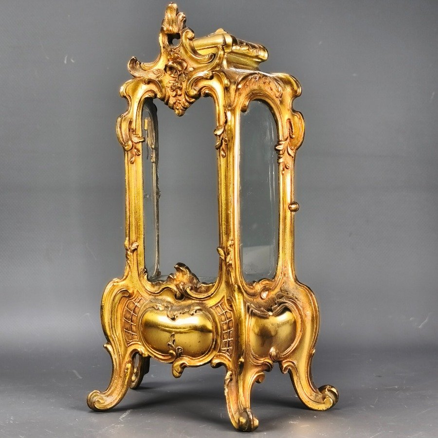 Vitrina de Bronce con Diseño Ornamental - imagen 3