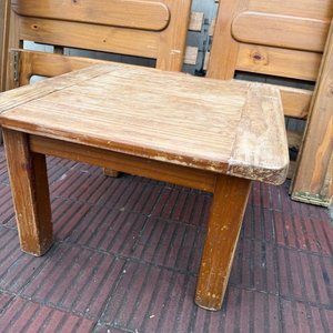 Juego de 2 Camas de Una Plaza y Mesa Lateral de Pino - imagen 2