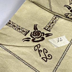 Doce Servilletas Antiguas Bordadas con Iniciales - imagen 4