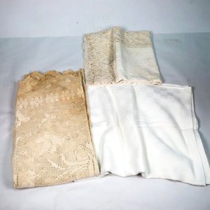 Tres Manteles Blancos de Hilo Calado con Detalles de Encaje - imagen 2