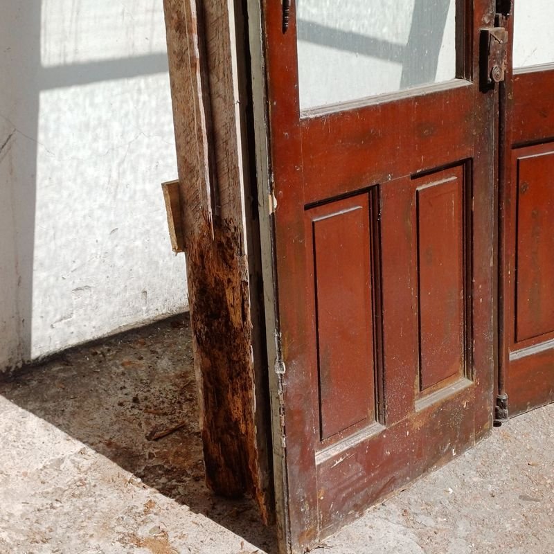 Puerta de cedro con vidrio y marco, excelente condición - imagen 8