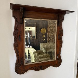 Espejo Perchero Antiguo Tallado en Madera Oscura con Repisa y Ganchos Metálicos - imagen 7