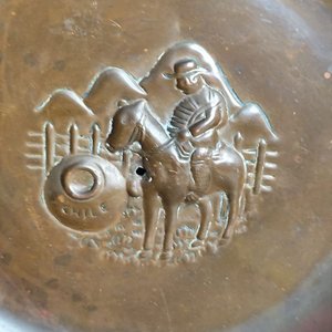 Plato Decorativo en Bronce con Relieve de Jinete y "Chile" - imagen 3