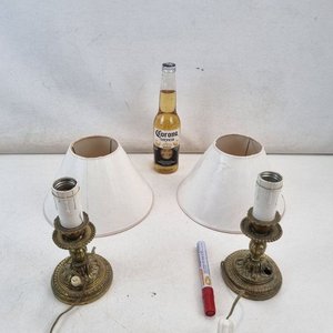 L 350 - 2 Piezas - Atractivo par de veladores antiguos estilo candelabro con bases ornamentadas y pantallas en tela clara - Funcionan - imagen 2
