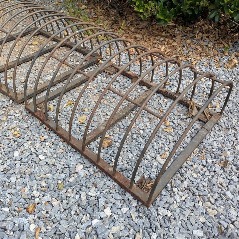 Soporte de hierro para bicicletas en mal estado - imagen 2
