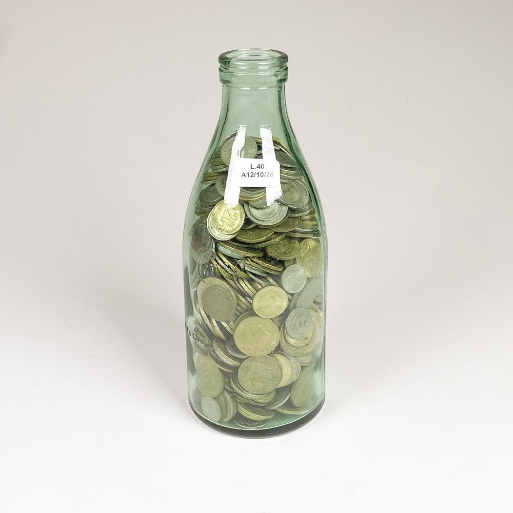 Botella de Vidrio Verde Antigua con Monedas Varias