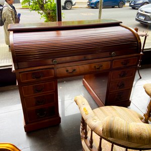 Sofá Estilo Luis XV y Escritorio Rulero de Madera - imagen 3