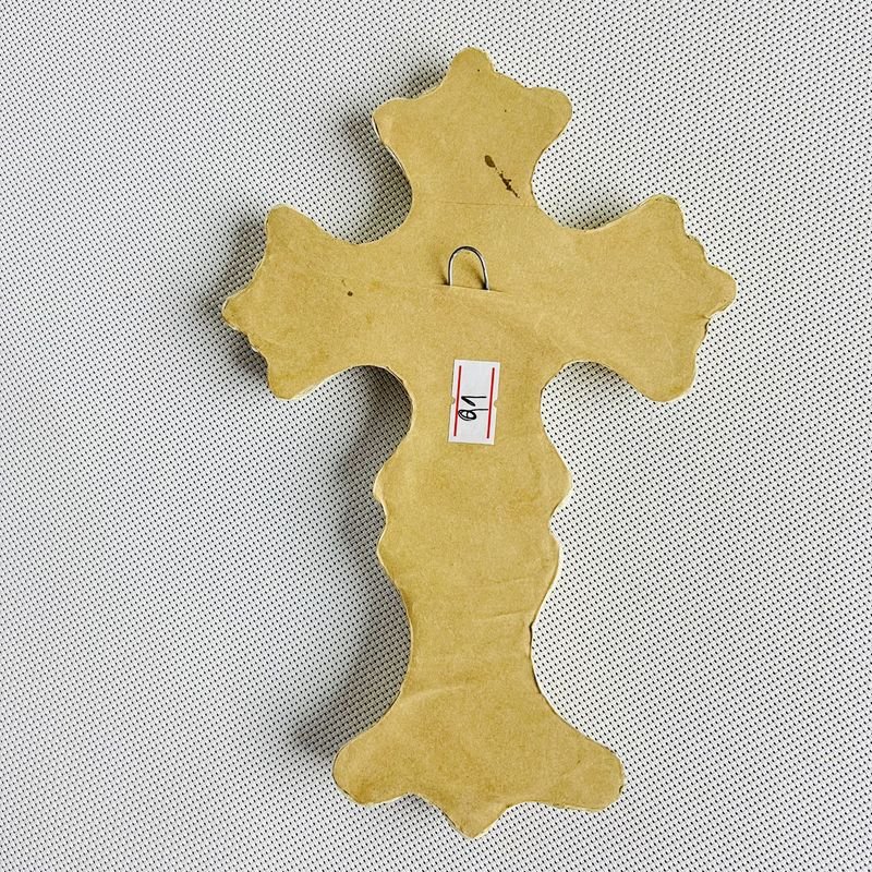 Cruz decorativa en relieve para colgar - imagen 2