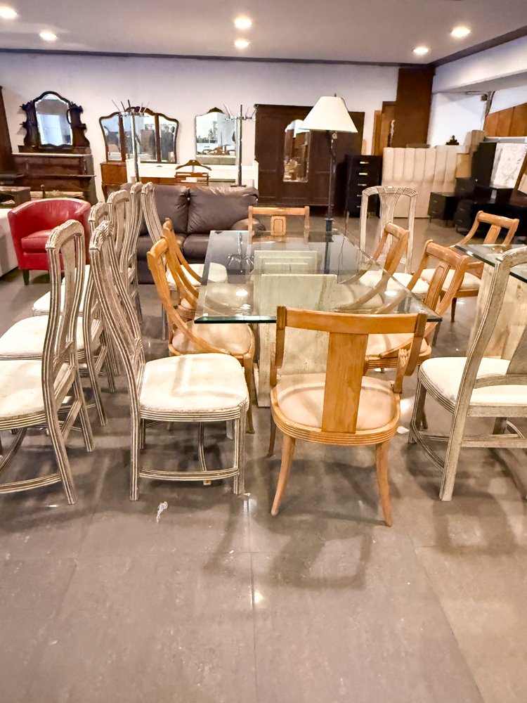 Juego de Comedor con Mesa de Vidrio y Sillas Estilo Clásico