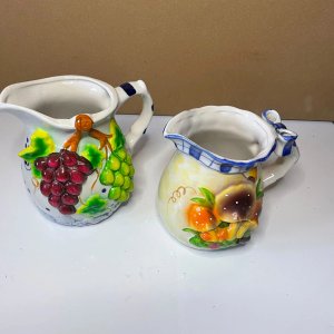 Juego de 2 Jarras Decorativas con Relieves de Frutas y Flores - imagen 2