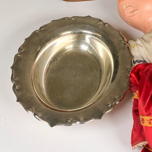Lote de 4 piezas: Muñeca antigua, cartera, reloj y centro de mesa - imagen 3