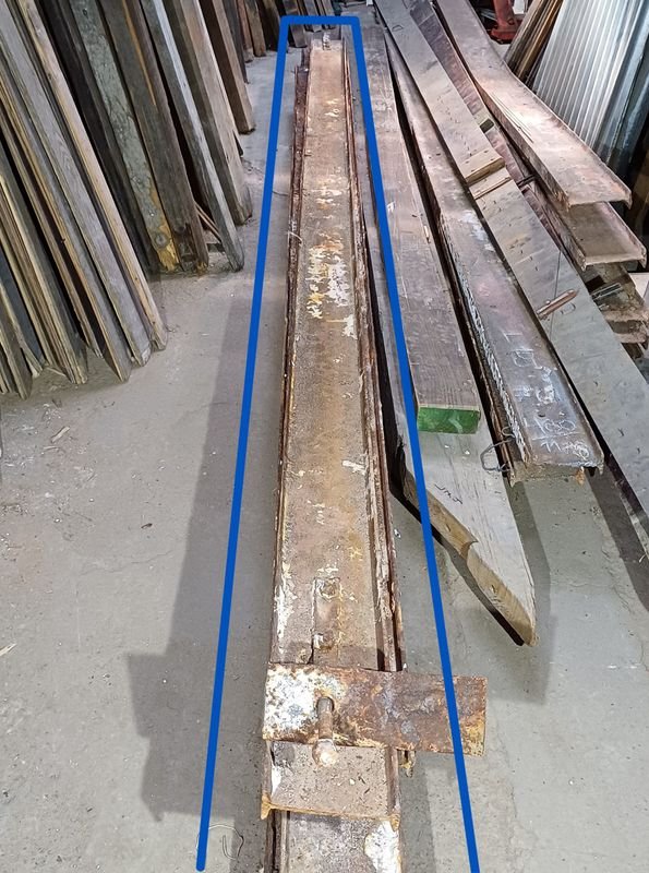 Vigas de madera y barras metálicas para construcción - imagen 4
