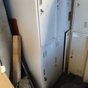 Armario Metálico Tipo Locker Gris con Puertas y Rejillas - imagen 2