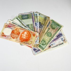 Lote anterior: Lote de Billetes Varios: Uruguay, Portugal y Argentina