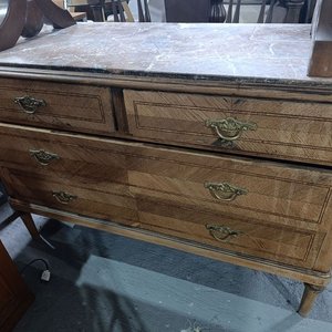 Lote anterior: Cómoda de Roble con Mármol y 4 Cajones