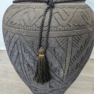 Jarrón de Cerámica Negro con Figuras Geométricas Brillantes y Borla - imagen 6