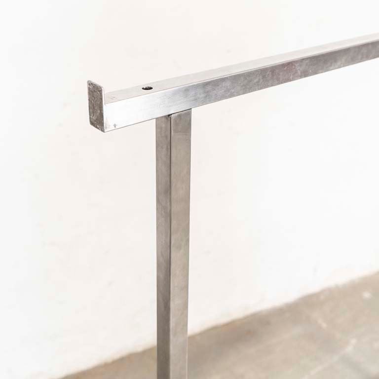 Perchero de acero inoxidable con base de compensado melamínico - imagen 3