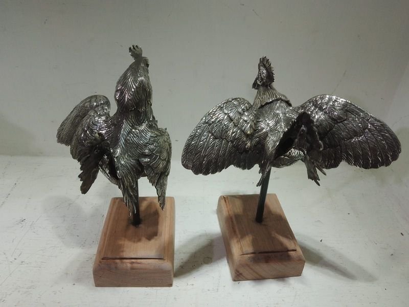 Antiguos Libros de Pisa con Gallos de Riña en Metal Plateado - imagen 8