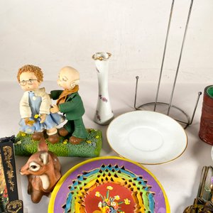 Lote de Adornos: Peineta Oriental, Figuras, Florero, Platos y Abanicos - imagen 3