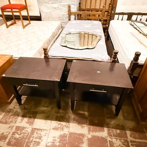 Lote siguiente: Mesitas de Noche Madera Oscura con Cajón y Espejo Decorativo
