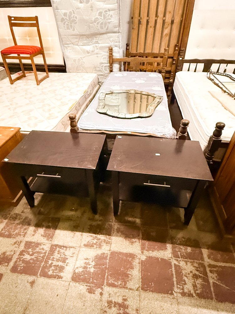 Mesitas de Noche Madera Oscura con Cajón y Espejo Decorativo
