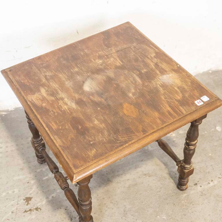 Mesa de living en madera con patas torneadas - imagen 2