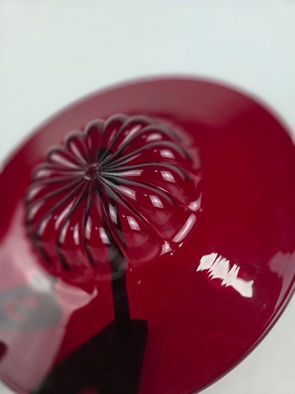 Centro de mesa en cristal rojo con base en madera - imagen 4