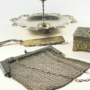 Set de 4 piezas de metal plateado: centro de mesa, pala de torta, alhajero y cartera de malla - imagen 3