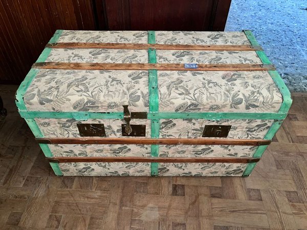 Antiguo Baúl Tapizado con Estampado Floral y Detalles en Madera