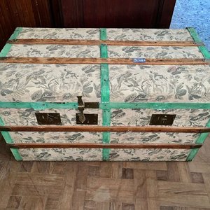 Lote anterior: Antiguo Baúl Tapizado con Estampado Floral y Detalles en Madera