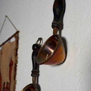 Set de Objetos Decorativos: Lienzo "Pomaire Chile" y Cazoletas de Cobre - imagen 9