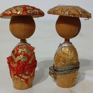 2 Muñecas Kokeshi Japonesas Creativas de Madera con Sombreros Kasa - imagen 2