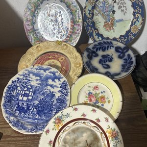 Lote siguiente: Lote de 7 Platos Decorativos Antiguos con Escenas y Diseños Variados