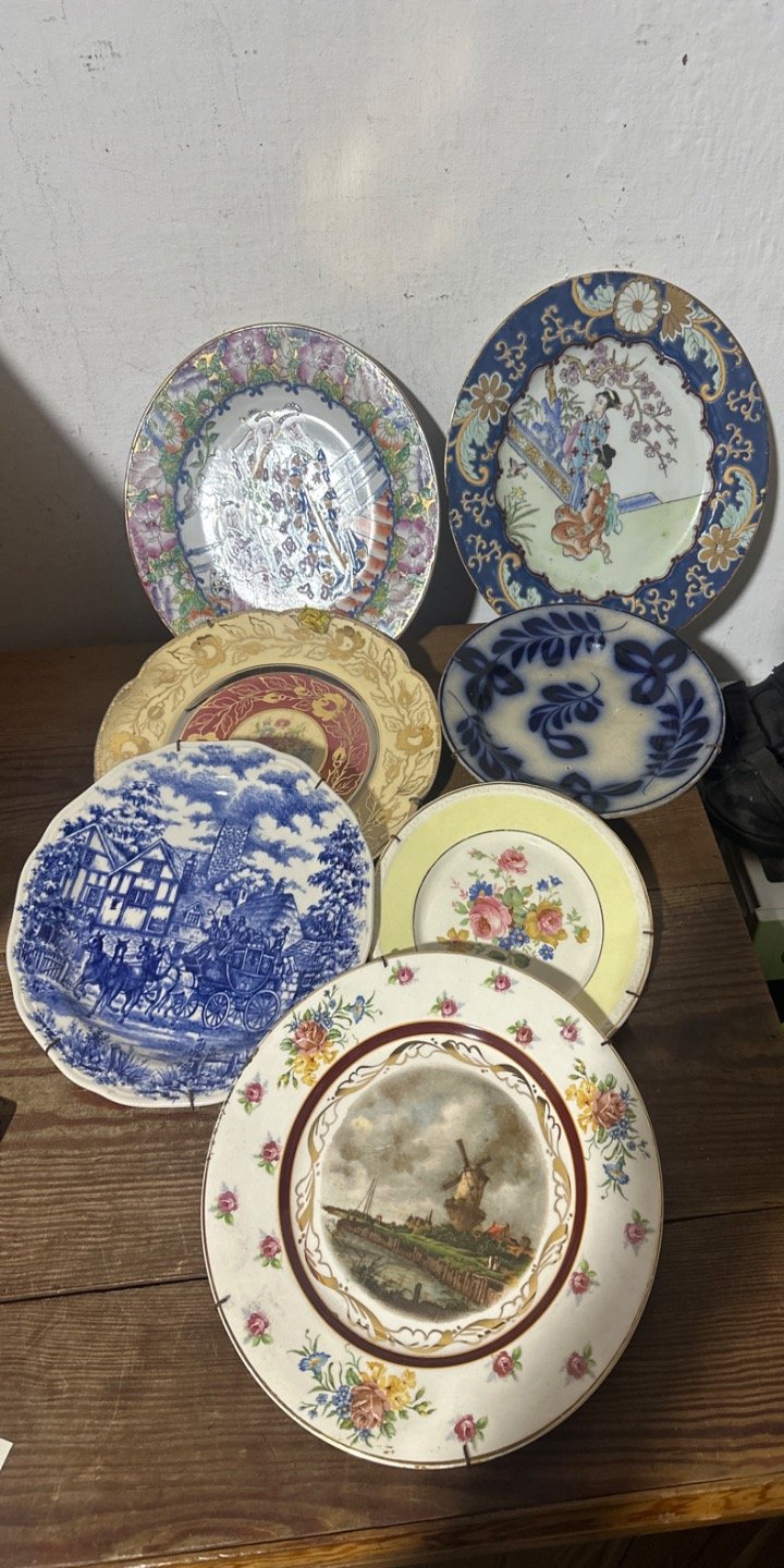 Lote de 7 Platos Decorativos Antiguos con Escenas y Diseños Variados