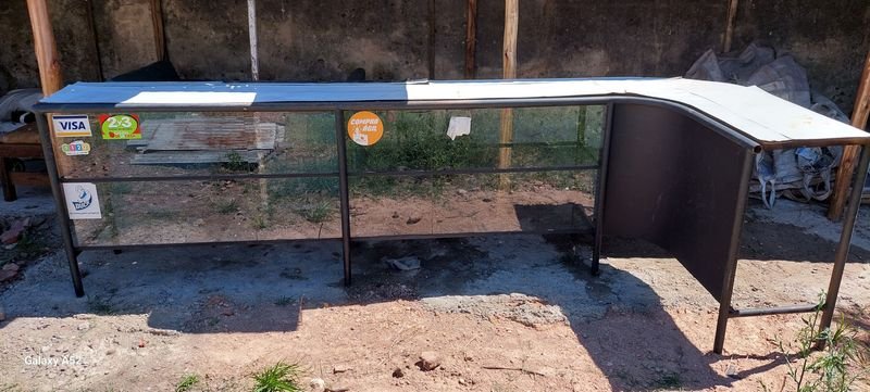 Gran mostrador o barra en hierro y vidrio para decoración - imagen 5