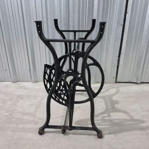 Mesa de Apoyo con Base de Hierro Fundido de Máquina de Coser Antigua Adler - imagen 7