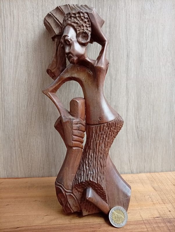 Talla de Madera Africana Estilizada, 38 cm