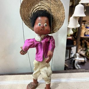 Lote anterior: Marioneta Antigua Articulada con Sombrero de Fibra y Chaqueta Rosa