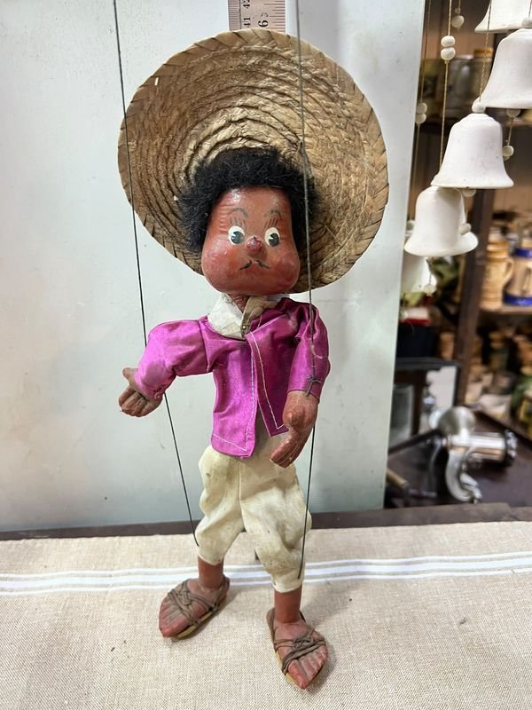 Marioneta Antigua Articulada con Sombrero de Fibra y Chaqueta Rosa