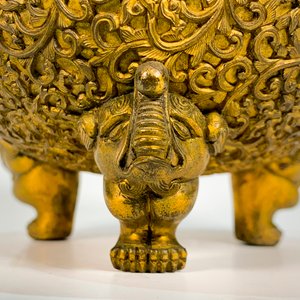 Sahumador de Bronce con Patas de Elefante y Asas Decorativas - imagen 2
