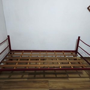 Lote siguiente: Cama de una Plaza -Caño y madera