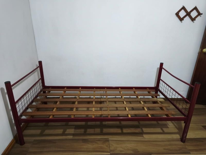 Cama de una Plaza -Caño y madera