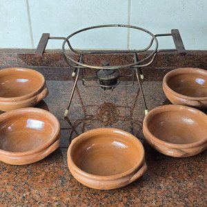 Lote siguiente: Calentador Vintage con 5 Cazuelas de Barro