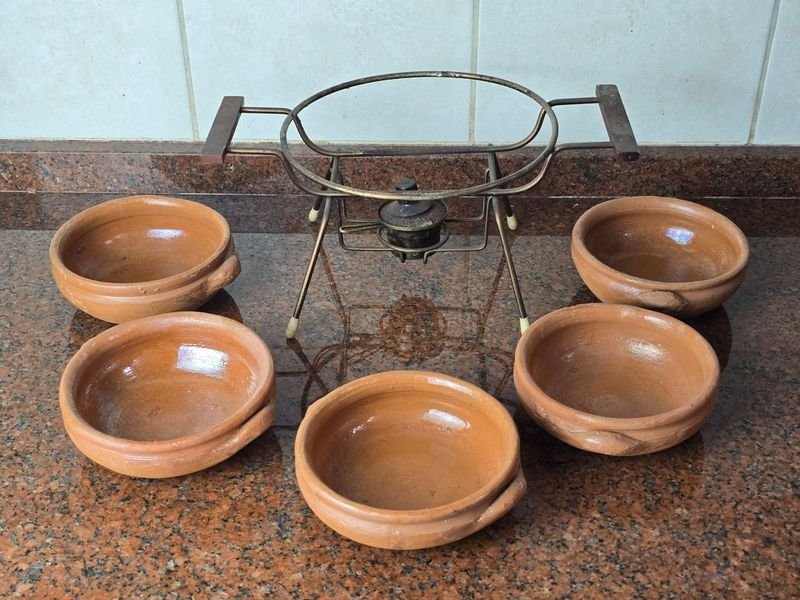 Calentador Vintage con 5 Cazuelas de Barro