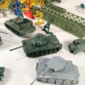 Lote Antiguo Juguetes Militares: Puente, Tanques y Soldados - imagen 3