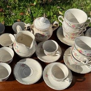 1 juego de te y cafe en loza argentina floreado de 57 piezas (tetera, azucarera, lechera, 27 tasas y 27 platillos) - imagen 2