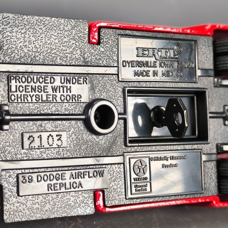 Camión de bomberos con logotipo de Texaco, caja coleccionista y detalles metálicos - imagen 10